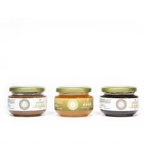 Pack que incluye miel multiflora, miel con canela y miel de aguacate de 150 gramos cada una. Elaboradas de forma artesanal ideales para el uso diario.